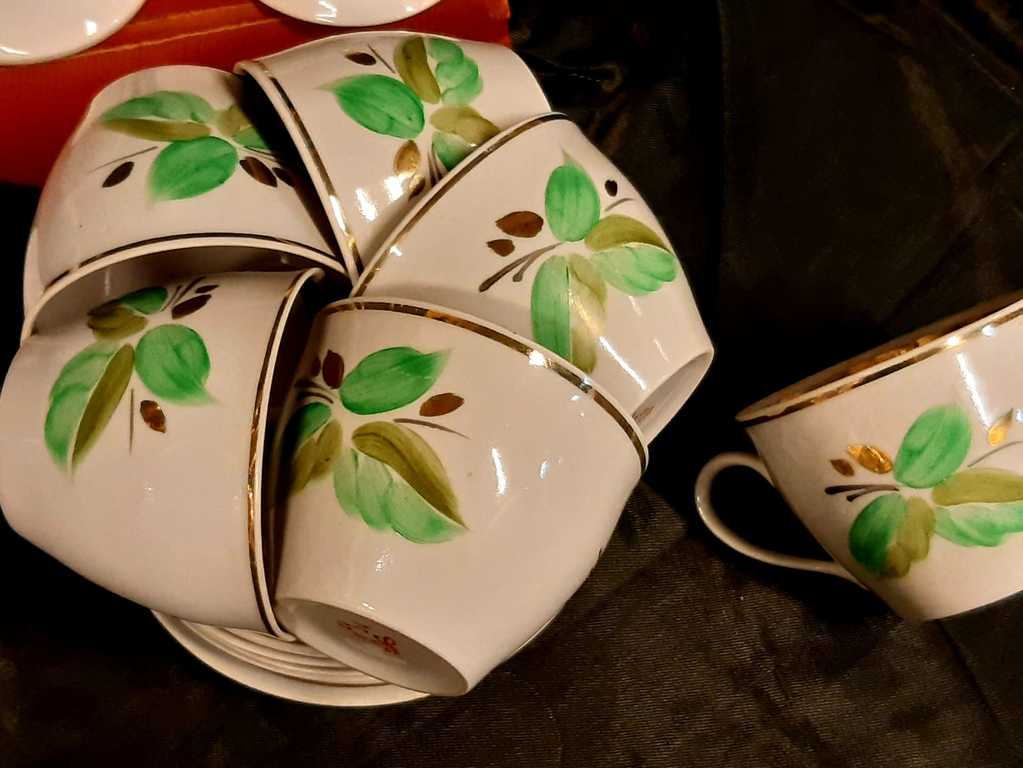 Porcelāna tējas servīze 6. personām ar ievārījumu trauciņu  20.gs. PSSR . Porcelāns, gleznojums, zeltījums.