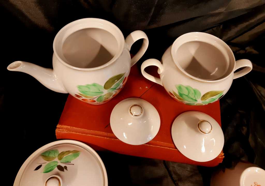 Фарфоровый чайный сервиз на 6 персон с тарелкой для варенья, 20 век.  CССР. Фарфор, роспись, золочение.