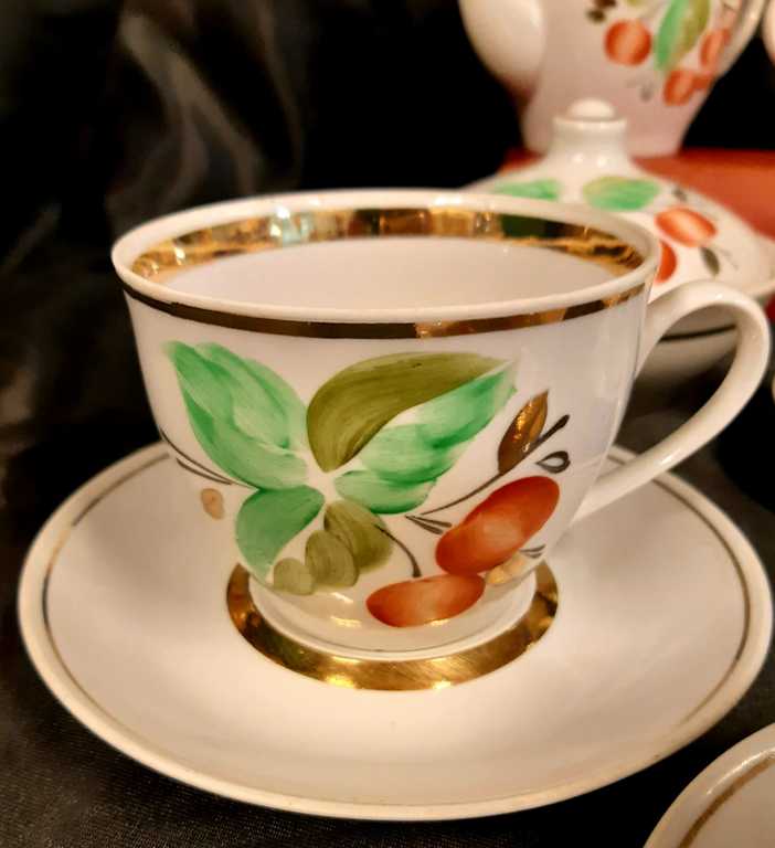 Фарфоровый чайный сервиз на 6 персон с тарелкой для варенья, 20 век.  CССР. Фарфор, роспись, золочение.