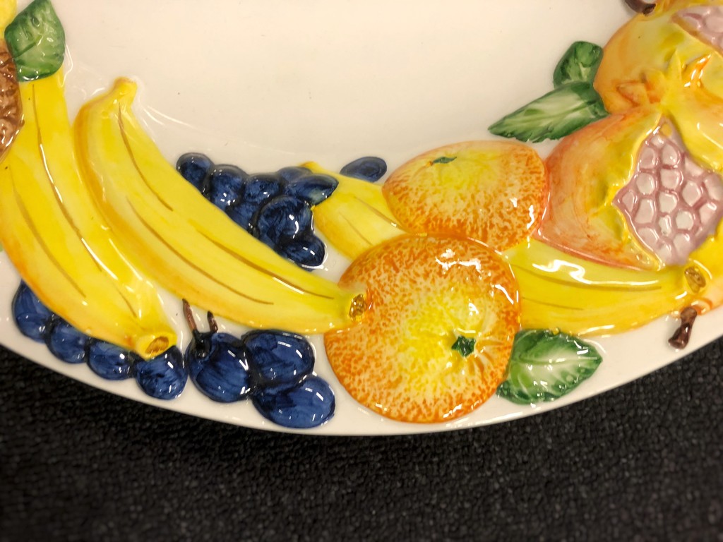 Фарфоровая тарелка с фруктами
