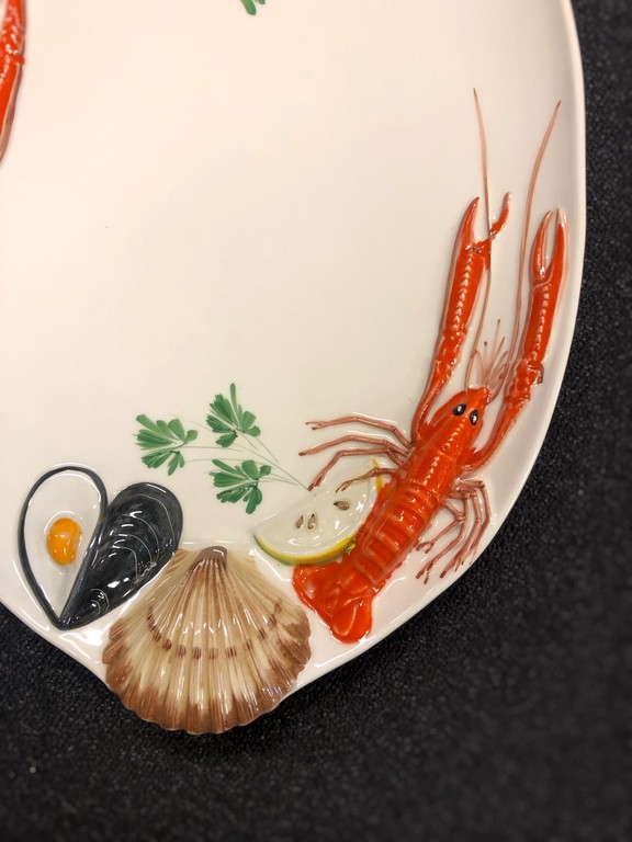 Porcelāna šķīvis jūras veltēm