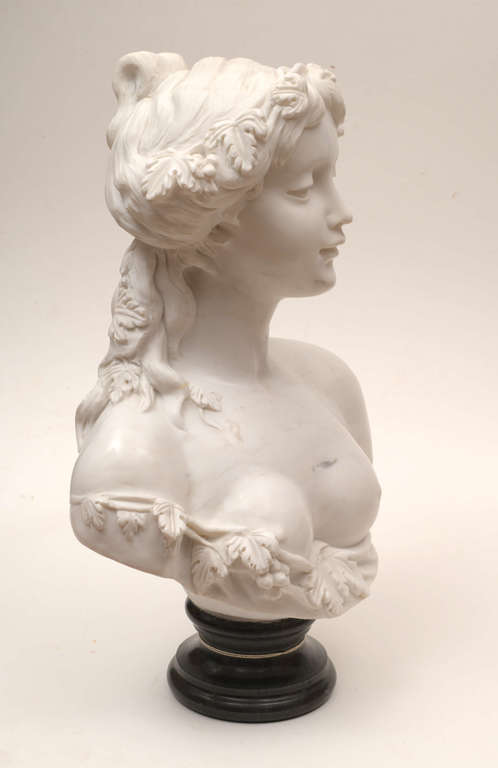 Jaunas  meitenes marmora krūštēls