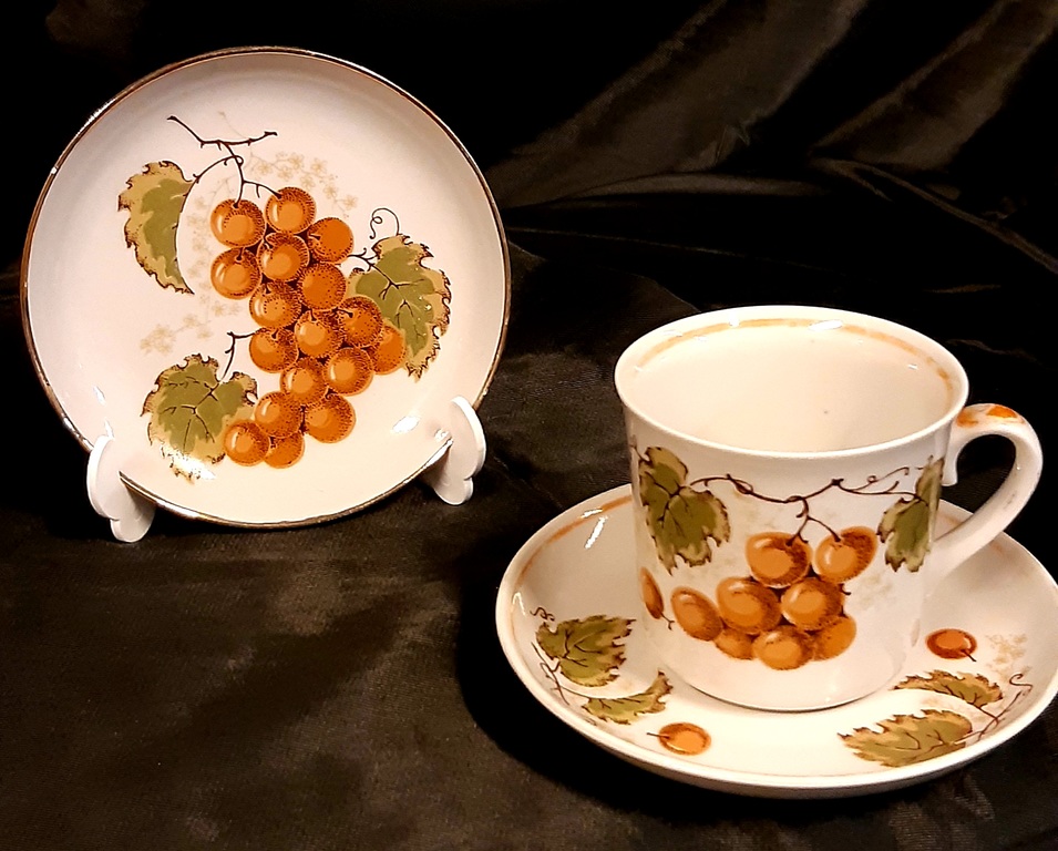 Настенная тарелка и чайная пара, Латвия