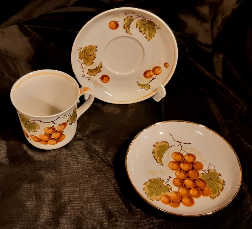 Настенная тарелка и чайная пара, Латвия