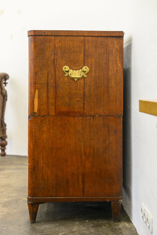 Немецкий комод, состоящий из двух частей, принадлежало Джемме Скулме