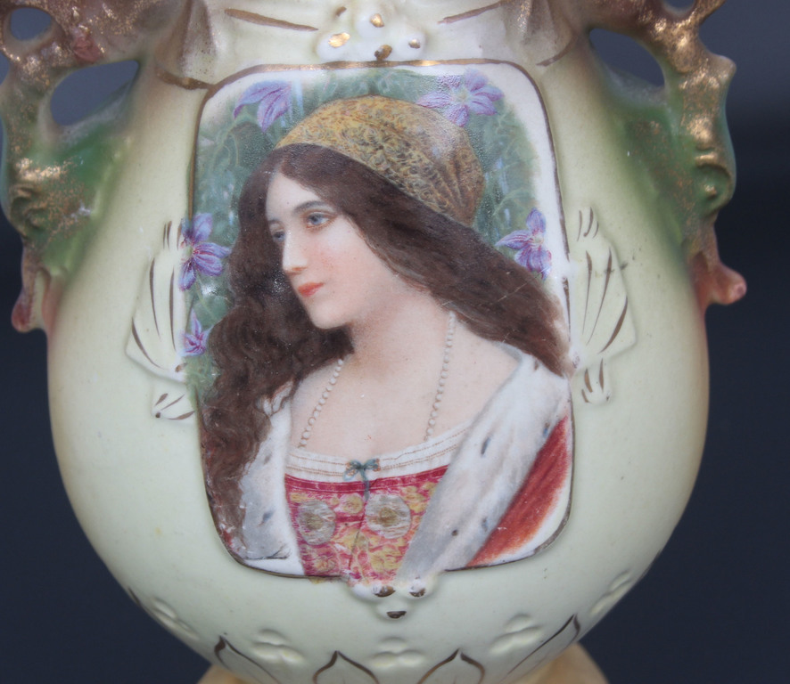Porcelāna vāze ar sievietes portretu