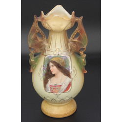 Фарфоровая ваза с портретом женщины