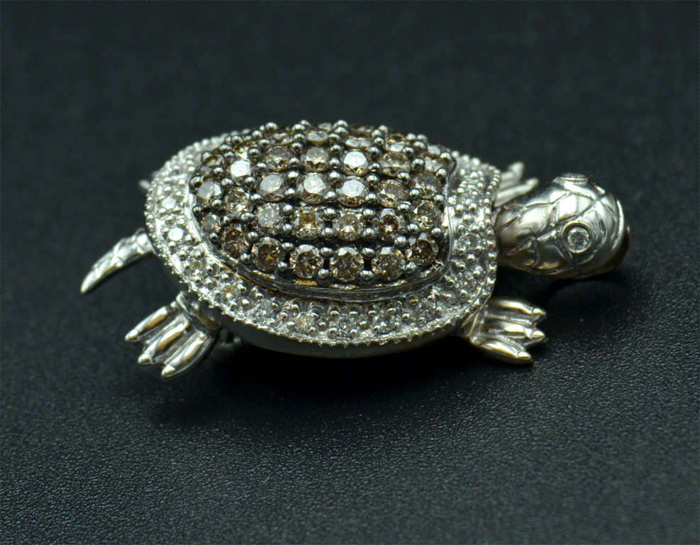 White gold turtle pendant/pin with diamonds 