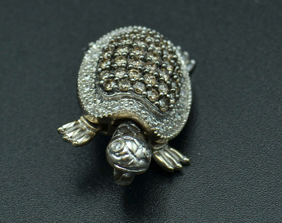 Кулон/булавка в виде черепахи из белого золота с бриллиантами