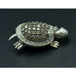 White gold turtle pendant/pin with diamonds 