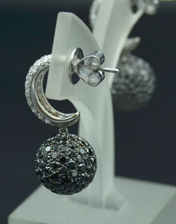 White gold jewelry set with white and black diamonds