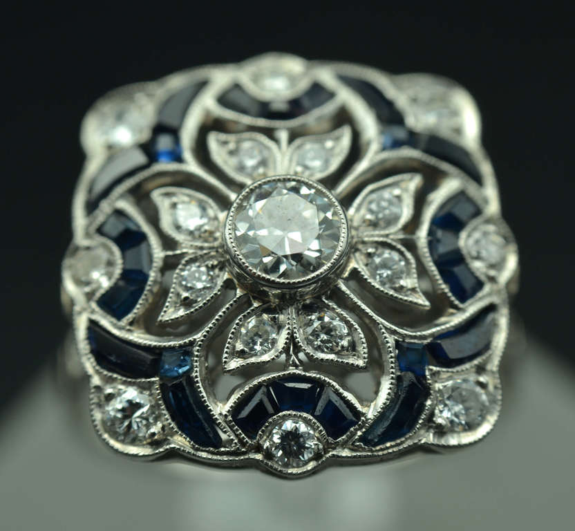Платиновое кольцо в стиле ар-деко с бриллиантами и сапфирами