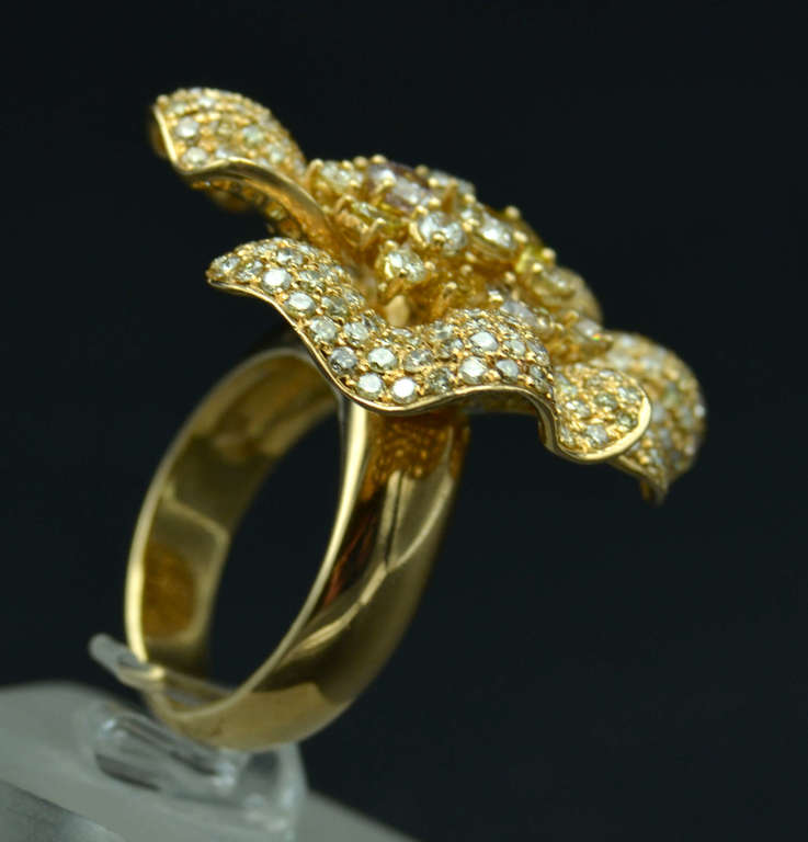 Zelta gredzens  zieda formā ar briljantiem