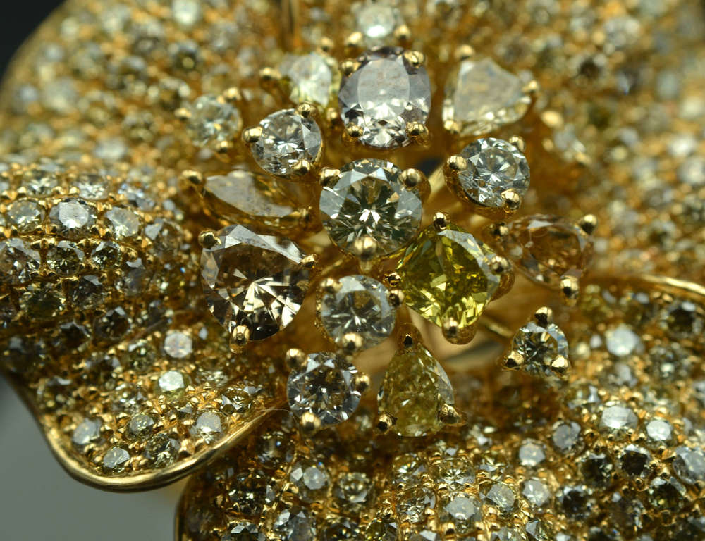 Золотое кольцо в виде цветка с бриллиантами