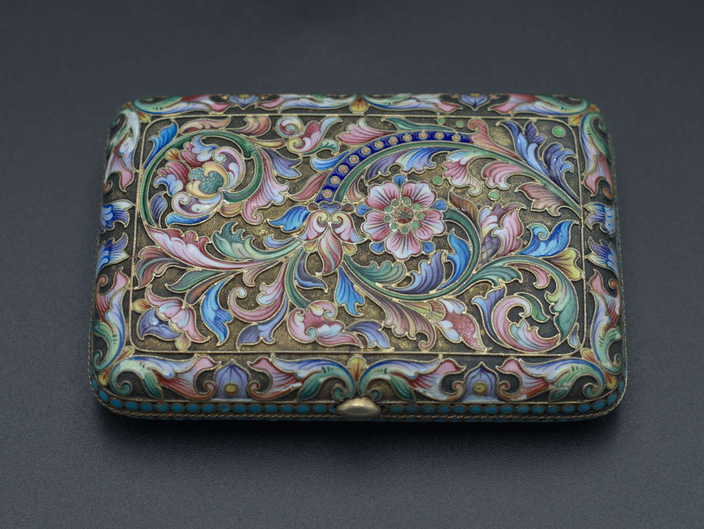 Портсигар из позолоченного серебрянного корпуса с  разноцветной эмалью и росписью