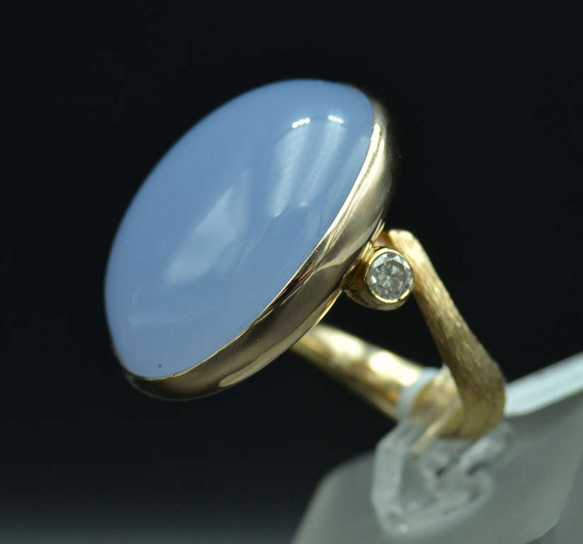 Золотое кольцо с халцедоном, бриллиантом и изумрудом