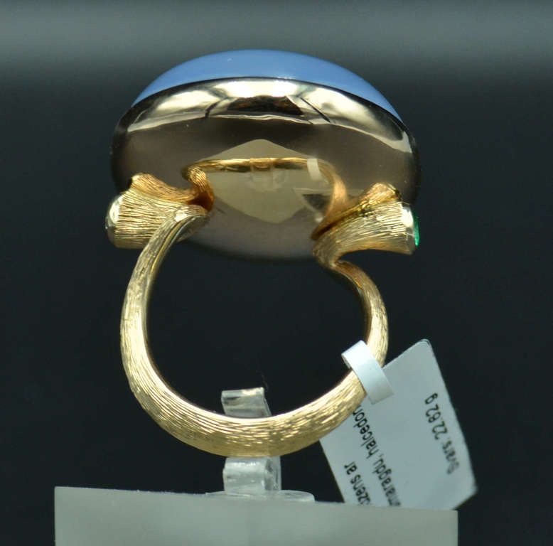 Золотое кольцо с халцедоном, бриллиантом и изумрудом