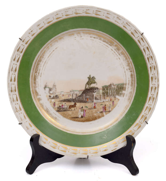 Фарфоровая тарелка с рисунком памятника Петру I