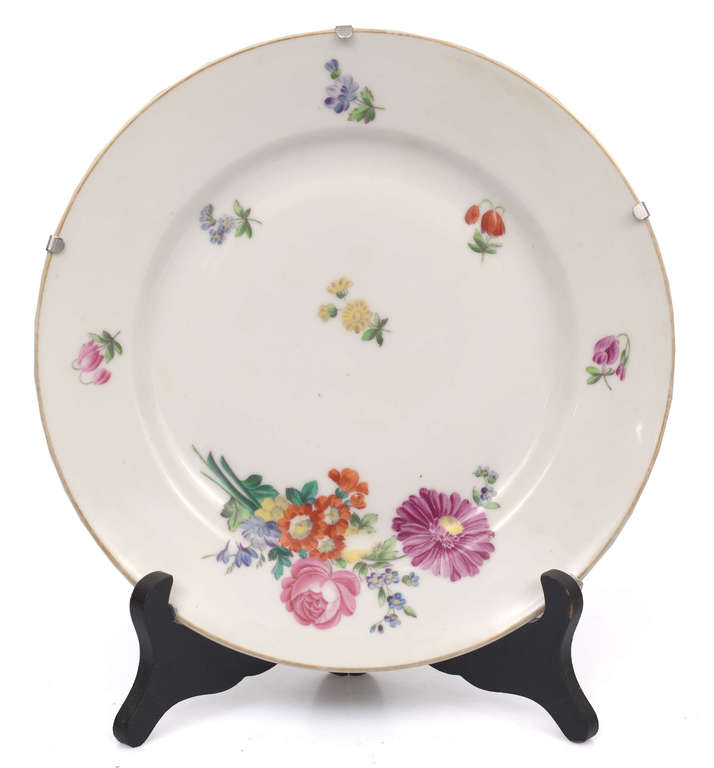 Porcelain plate with a floral motif