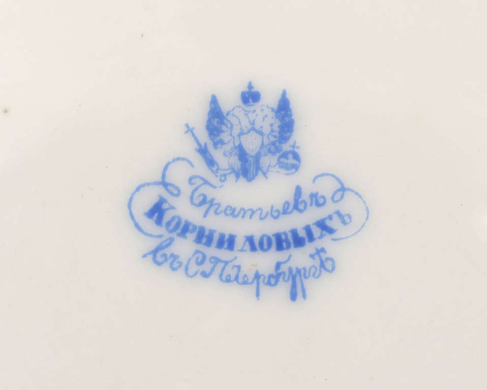 Porcelain plate with a floral motif
