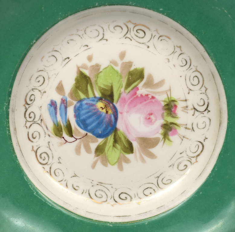 Porcelāna šķīvis ar ziedu motīvu