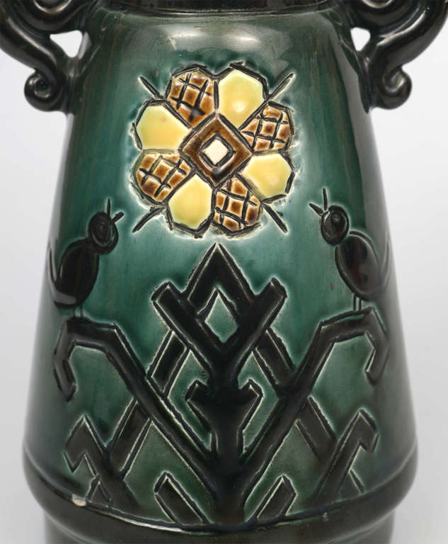Глазурованная керамическая ваза