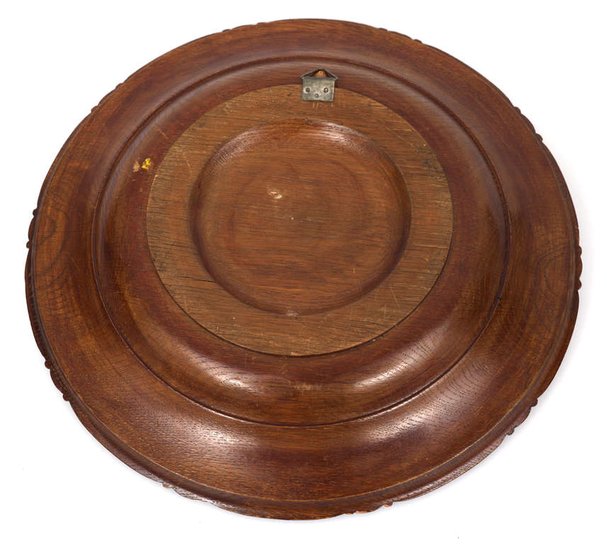 Деревянная тарелка с отделкой из серебра и янтаря