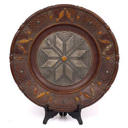 Деревянная тарелка с отделкой из серебра и янтаря