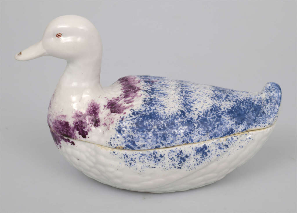 Porcelain dish with a lid 