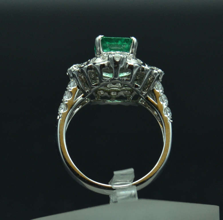 Baltā zelta gredzens ar briljantiem un smaragdu