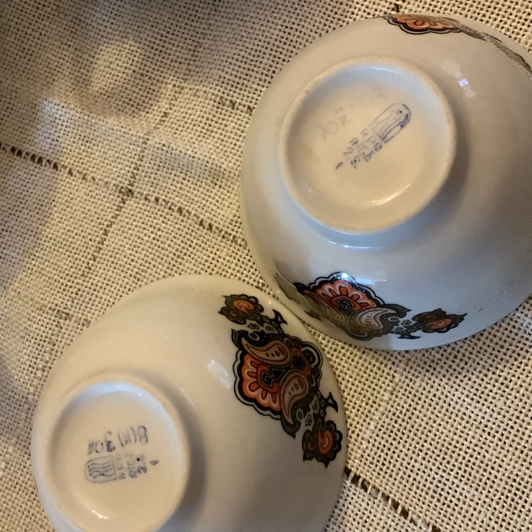 Austrumu Rīga porcelāna tējas komplekts, retums pilnā komplektā trīs tējkannas un cepumu bļoda