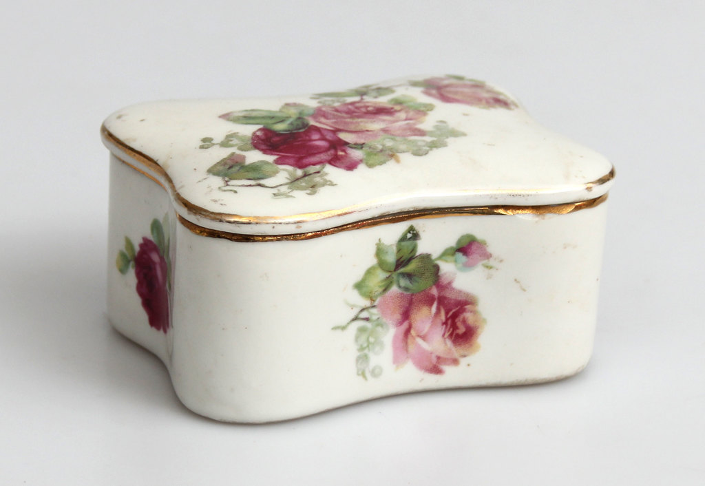 Porcelain chest with flowers