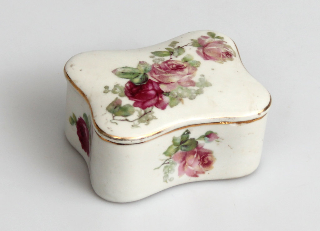 Porcelain chest with flowers