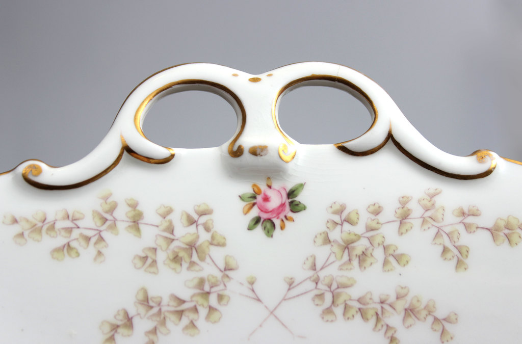 Porcelāna šķīvis ar ziedu motīvu