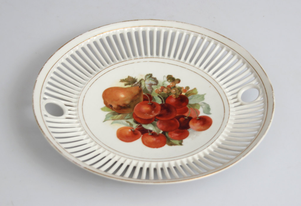 Декоративная фарфоровая тарелка с фруктовым мотивом