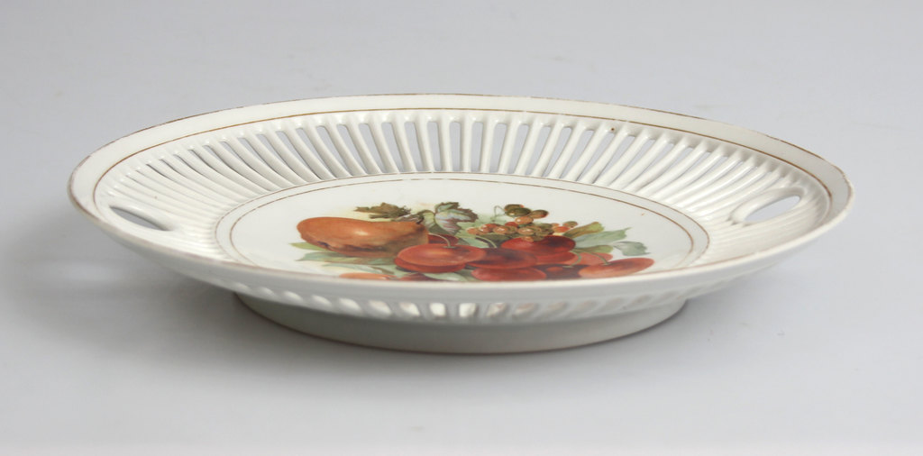 Dekoratīvs porcelāna šķīvis ar augļu motīvu