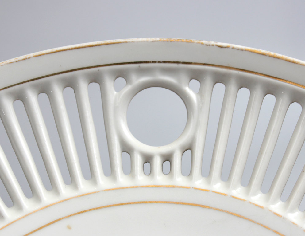 Dekoratīvs porcelāna šķīvis ar augļu motīvu