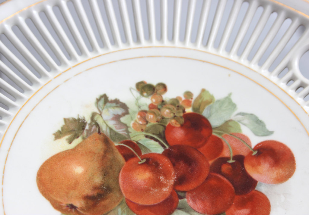Декоративная фарфоровая тарелка с фруктовым мотивом