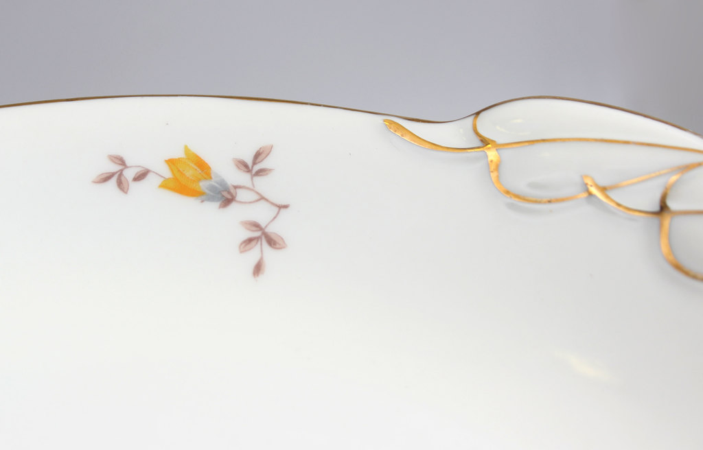 Фарфоровая тарелка Кузнецова с растительным мотивом