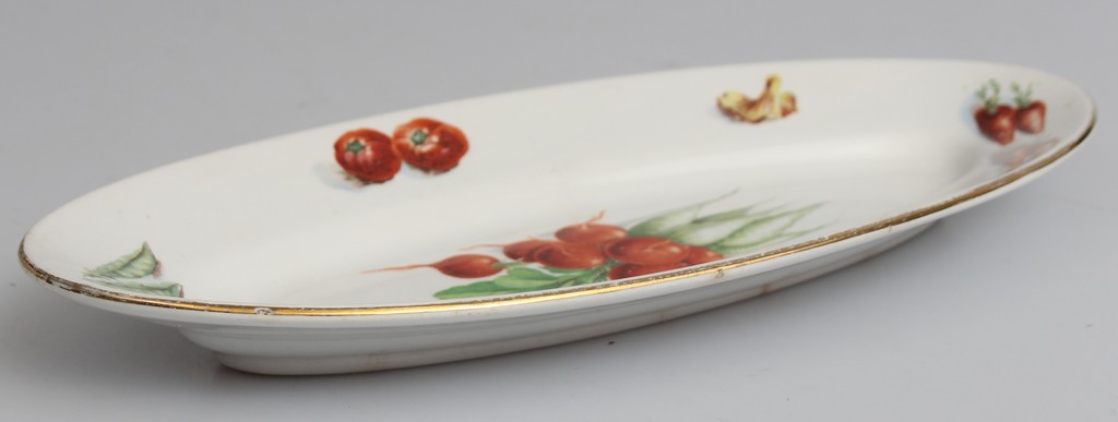 Кузнецовская фарфоровая сервировочная тарелка с овощным мотивом