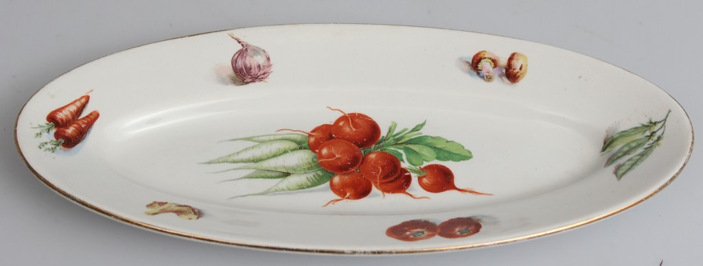 Kuzņecova porcelāna servējamais šķīvis ar dārzeņu motīvu