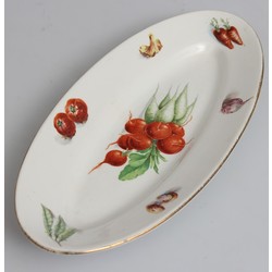 Kuzņecova porcelāna servējamais šķīvis ar dārzeņu motīvu