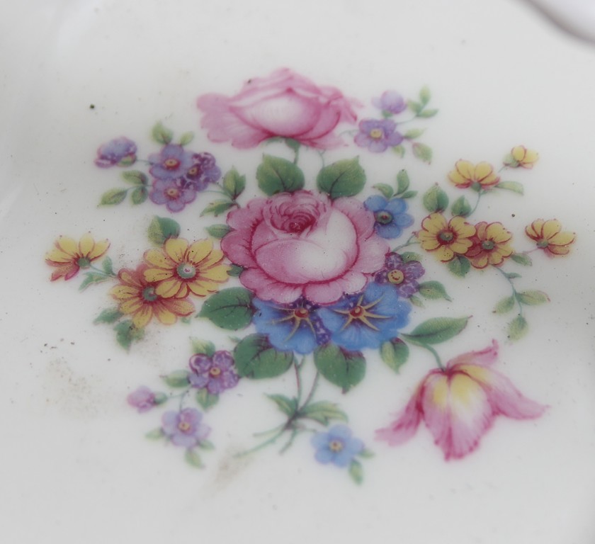 Фарфоровая сервировочная тарелка с цветочным орнаментом