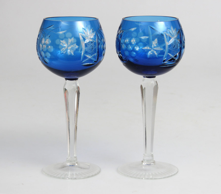 Divas krāsainā stikla glāzes