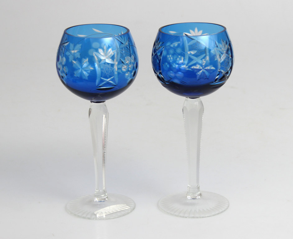 Divas krāsainā stikla glāzes