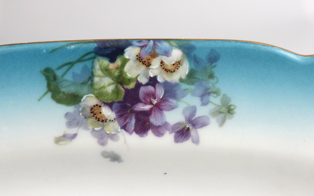 Kuznetsov porcelain serving plate with flower motif
