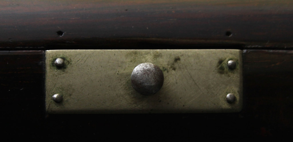 Деревянная шкатулка с серебряной фурнитурой