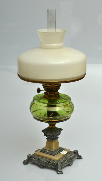  Керосиновая лампа в стиле модерн из уранового стекла