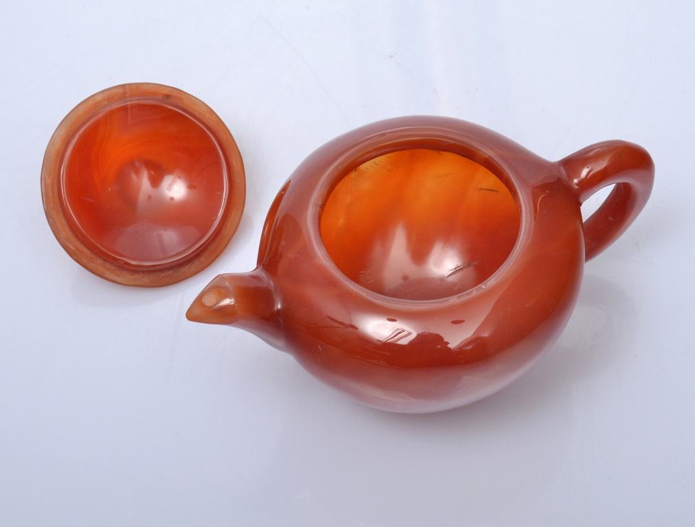 Декоративный чайник из красного агата