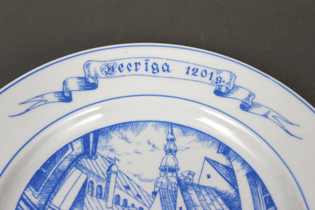 Фарфоровая тарелка ''Вецрига 1201.г.''